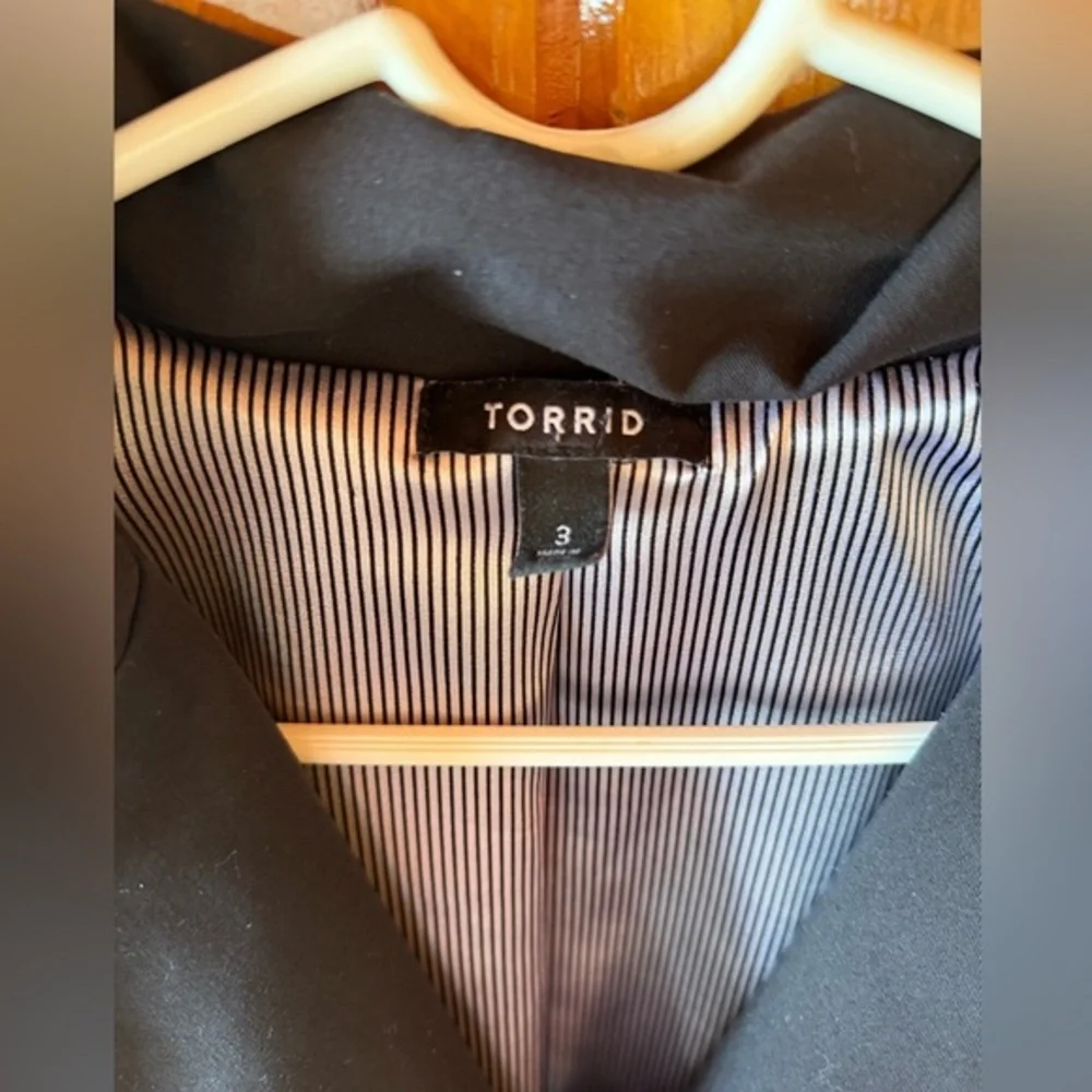 Torrid Black Blazer with Ruched Sleeves Size‎ 3